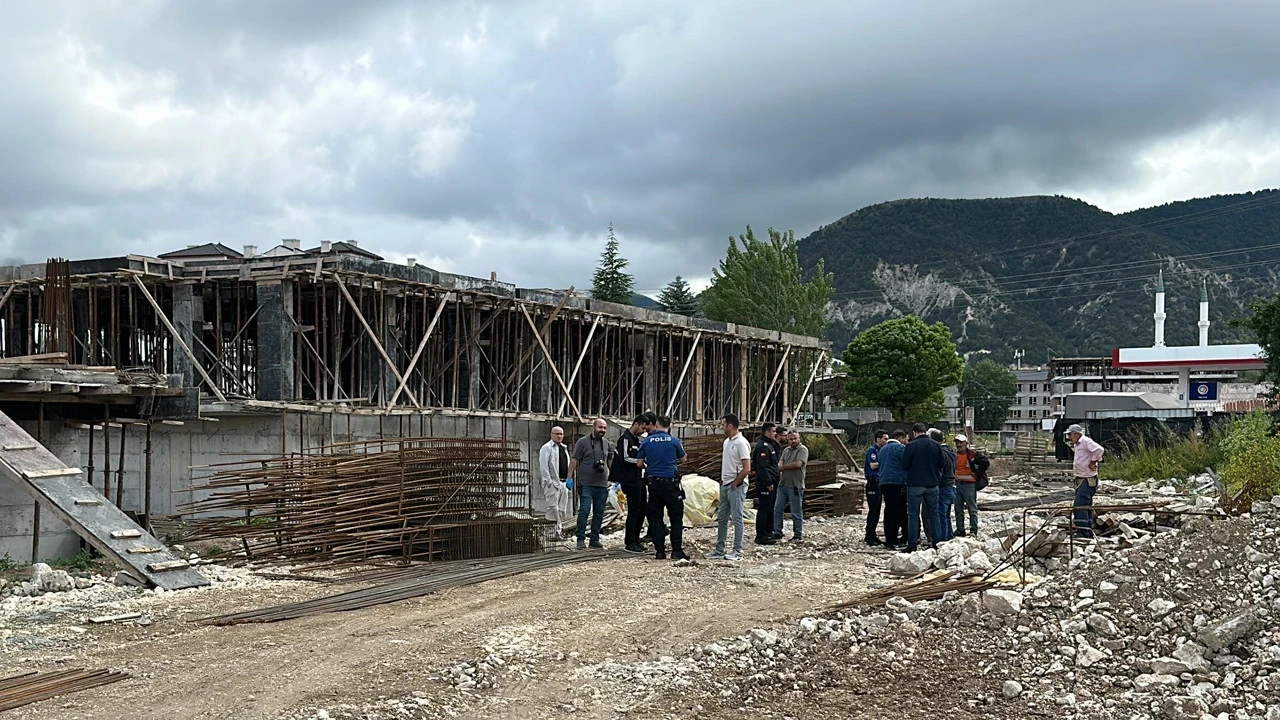 İskele üzerlerine devrildi: Dünyaları karardı: Kütahya’da inşaat faciası
