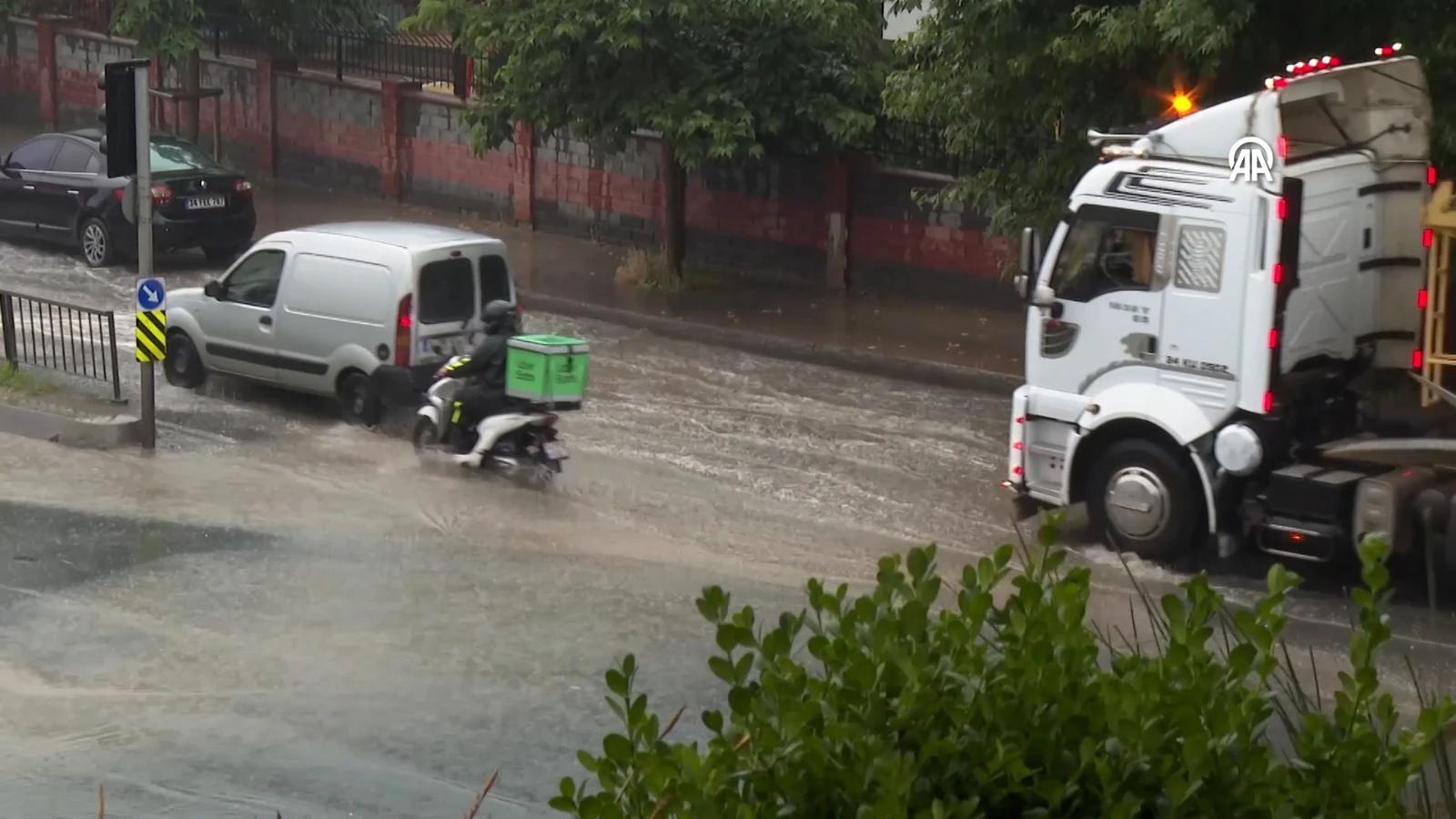 İstanbul'da sel felaketi! Caddeler, sokaklar ve dükkanlar sular altında kaldı