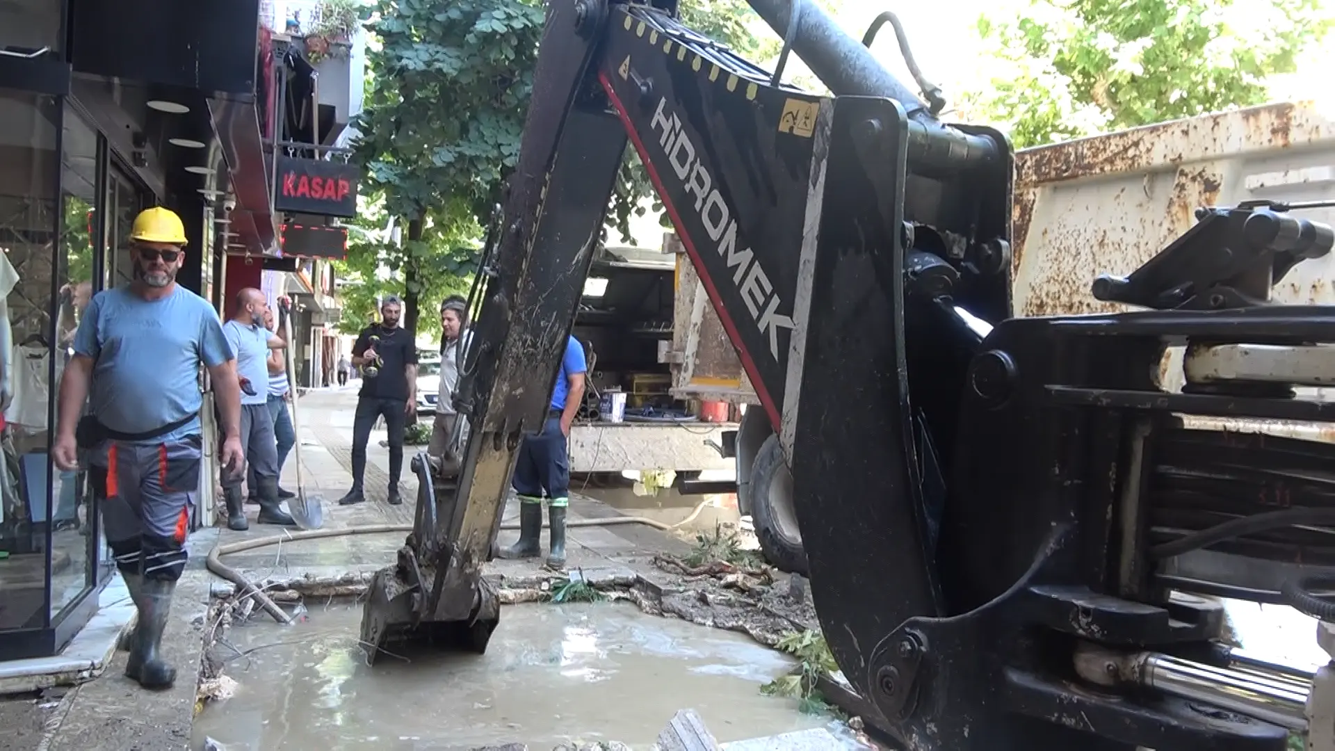 CHP'li belediyenin beceriksizliği esnafı çileden çıkardı... 'Dükkanım rezalet durumda'