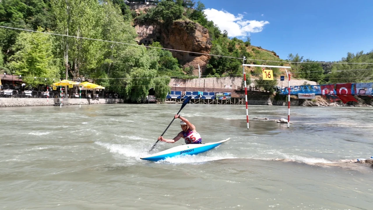 Türkiye’nin en uzun rafting parkuru Munzur Nehri'nde kano heyecanı