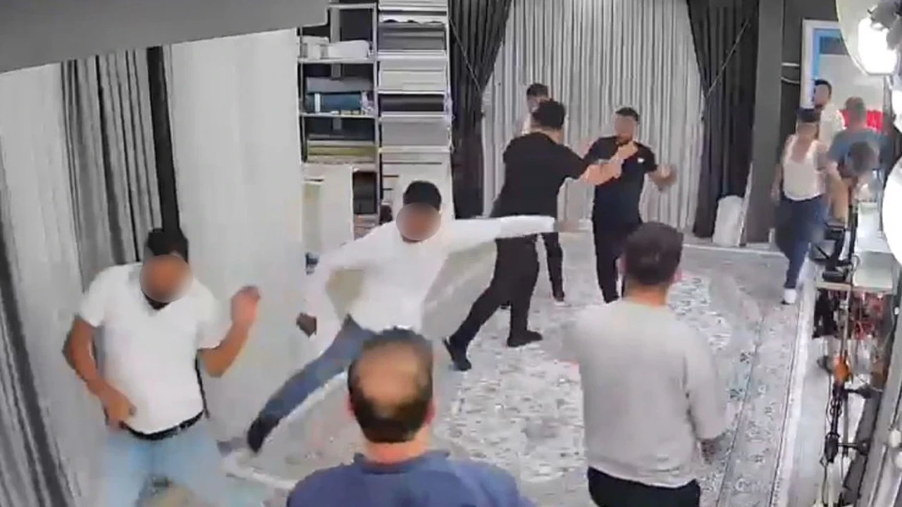 Esenyurt'ta dehşet anları! Bıçaklarla ve sopalarla iş yerini bastılar