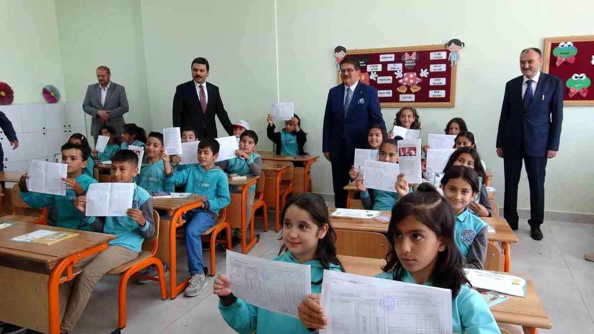Van'da 275 bin 826 öğrenci karne heyecanı yaşadı