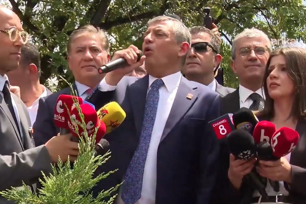Özgür Özel, TBMM önünde alanda bulunan kalabalığa hitap ediyor