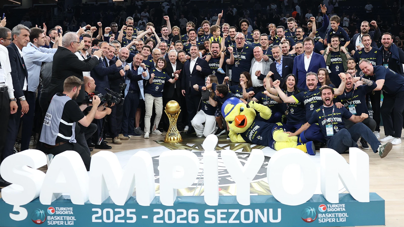 Basketbol Süper Ligi'nde şampiyon olan Fenerbahçe Beko, kupasına kavuştu