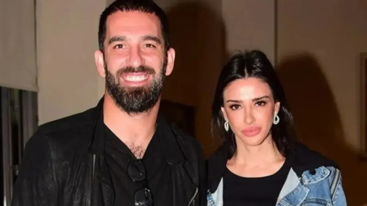 Arda Turan ve eşi Aslıhan Doğan Turan’dan tatilde aşk pozu!