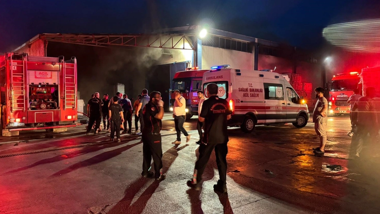 Alevlere teslim olan tekstil fabrikası için tüm ekipler seferber oldu