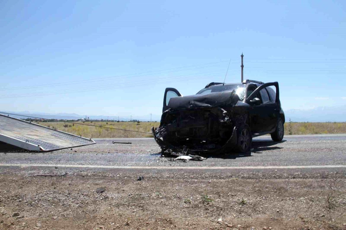 SUV araçlar kafa kafaya çarpıştı: 9 yaralı