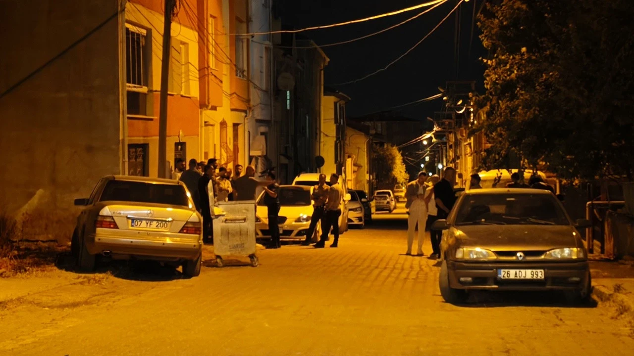 Eskişehir'de komşu kavgası kontrolden çıktı: Müdahale eden polisle birlikte 11 kişi yaralandı!
