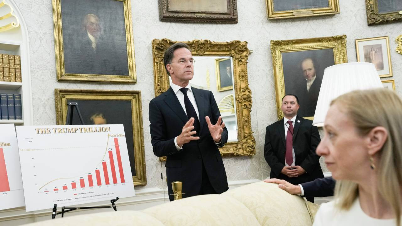 Siyaset bilimi dersi gibi ikili görüşme: Mark Rutte, Trump'a NATO Zirvesi öncesi sunum yaptı