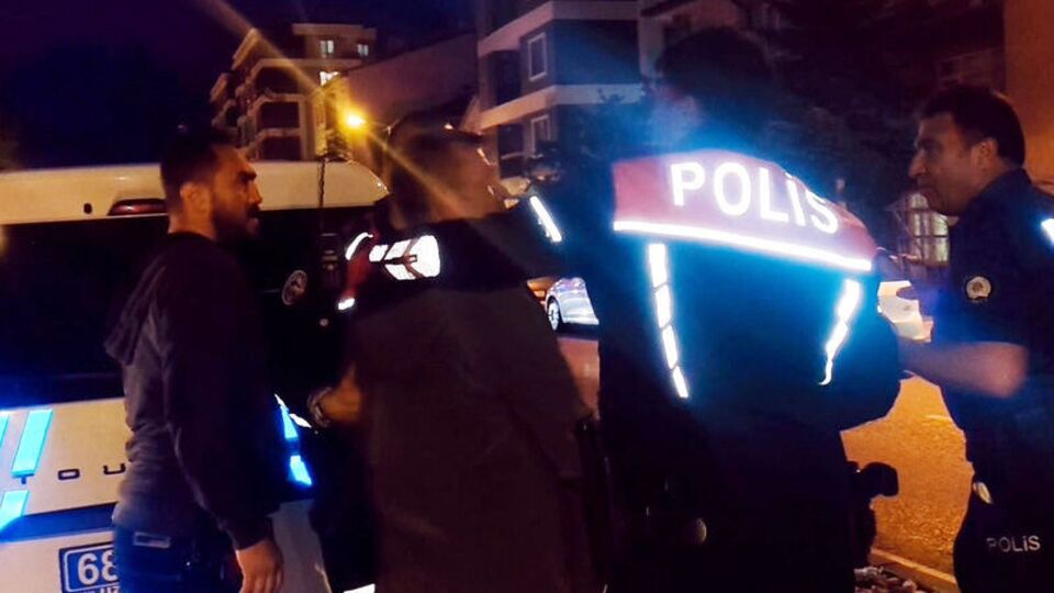 Falçatayla kızını kaçıran kişinin kulağını kesip, kopardı!