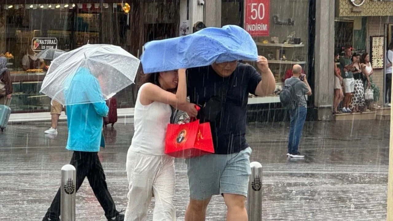 İstanbul’da sağanak alarmı: Valilik saat verip uyardı