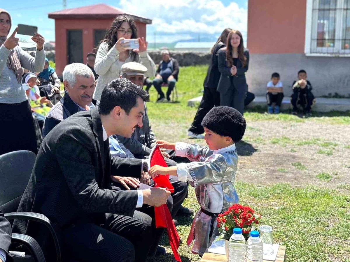 Kars'ta köy ilkokulunda yıl sonu coşkusu