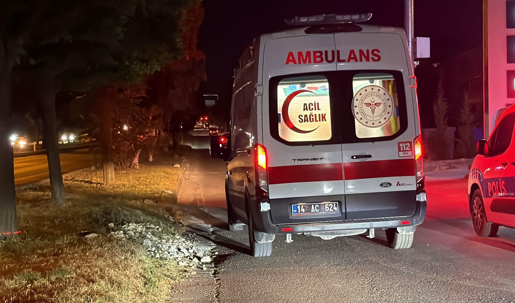 Düğünde kavgayı ayırmaya çalışan baba ile oğlu yaralandı