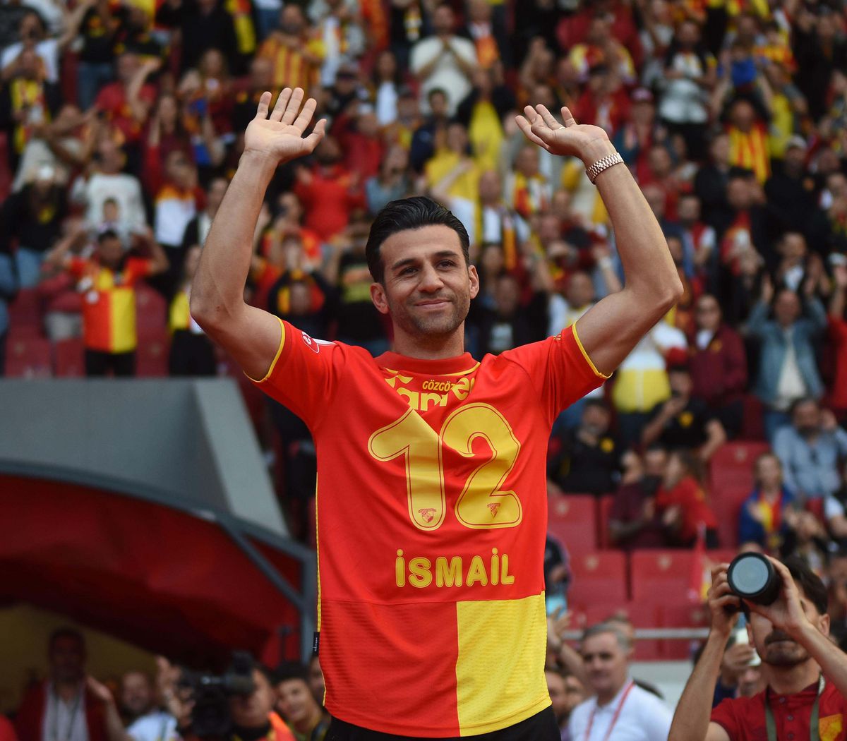 Göztepe'de İsmail Köybaşı'ndan futbola veda