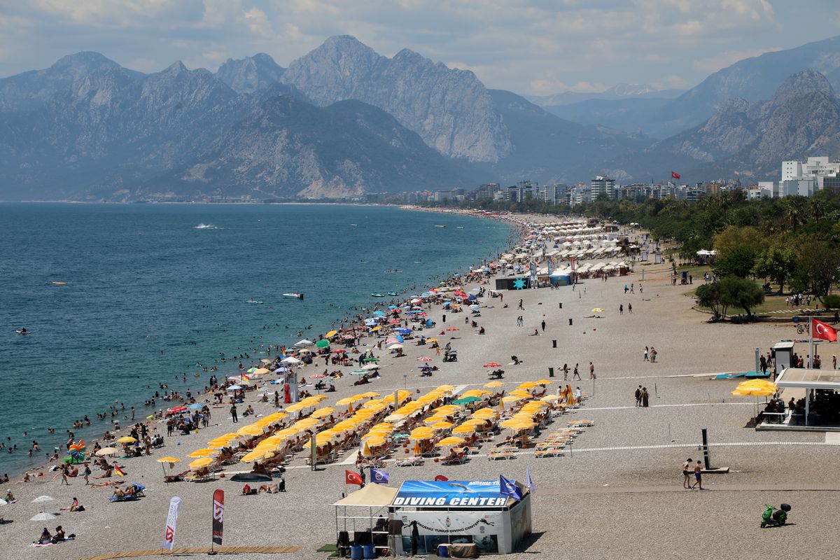 Antalya'da Sıcak Hava Sahilleri Doldurdu