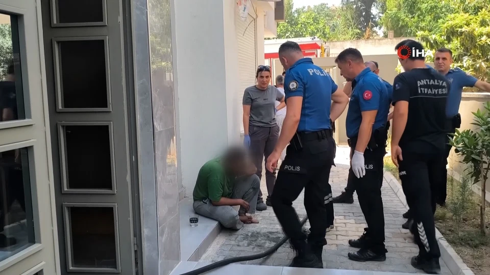 Antalya Kepez'de Bir Genç Evi Ateşe Verdi: Anne Çaresiz