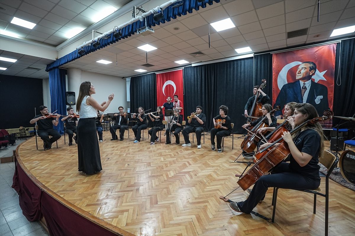 "Milli takım beste yarışması" birincisi liseliler, şampiyonluğun gururunu yaşıyor