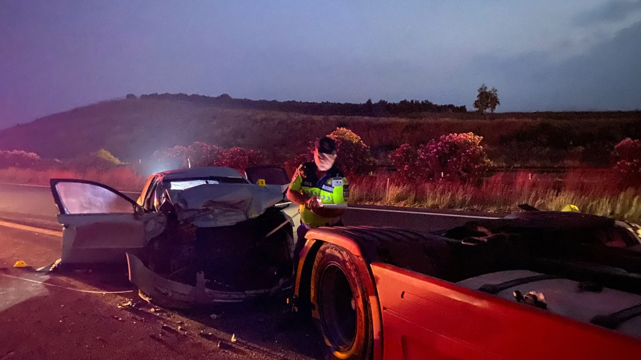 Otoyolda emniyet şeridinde duran TIR'a otomobil çarptı: 2 ölü