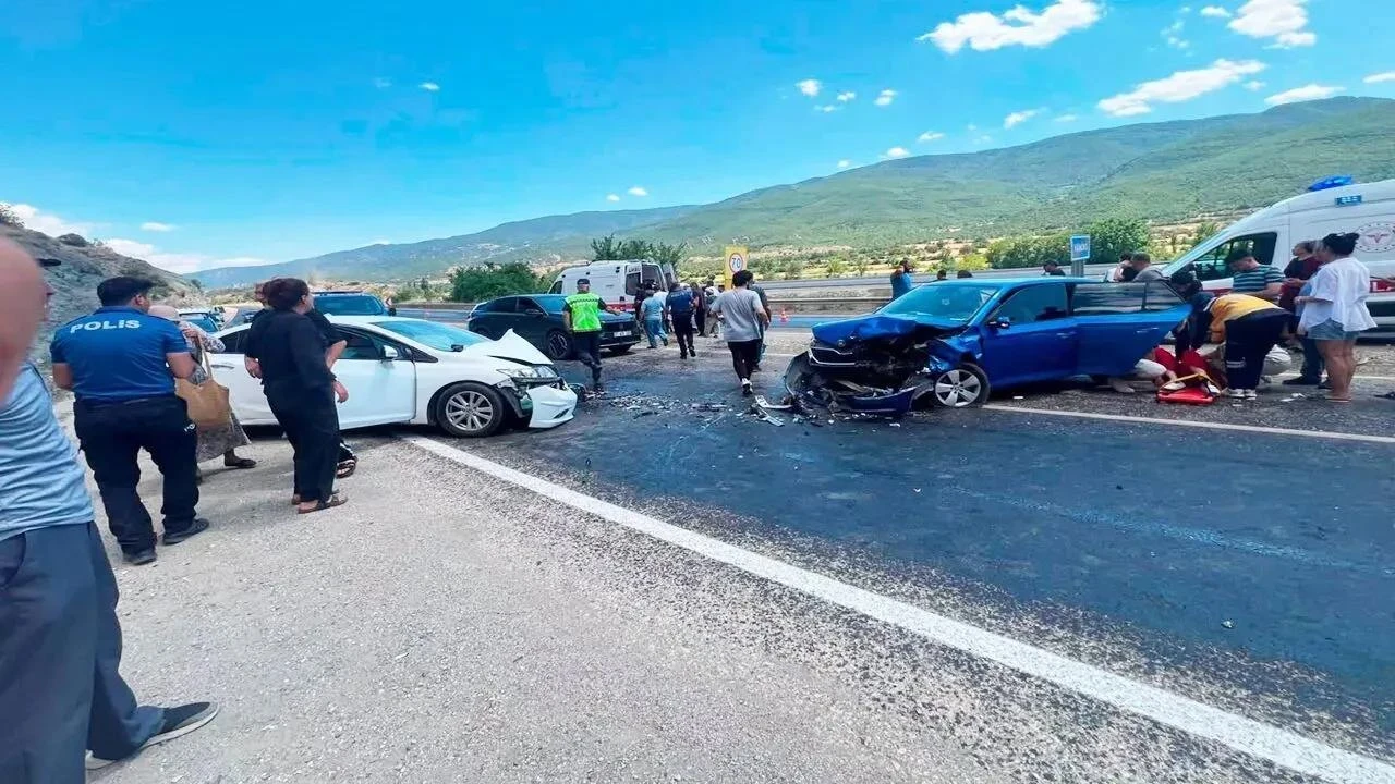 Kastamonu'da iki otomobil çarpıştı: 1'i çocuk 5 yaralı