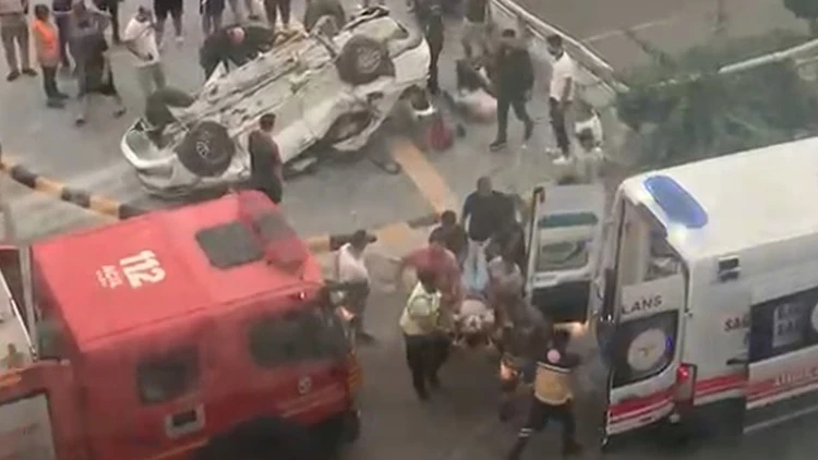 Hatay’da feci kaza! Otomobil bariyerlere çarpıp devrildi: 2 ölü, 3 yaralı