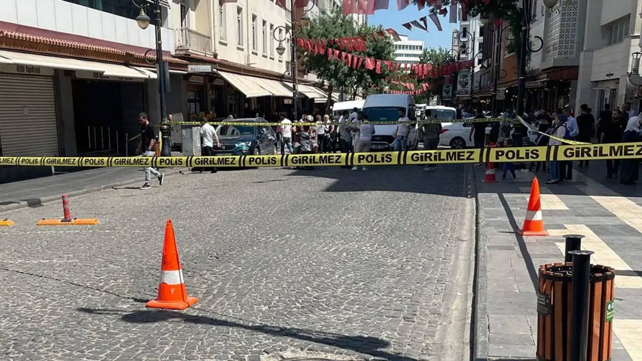 Diyarbakır'da Koç Holding bünyesindeki Yapı Kredi şubesine silahlı saldırı: Kepenklerine ateş...