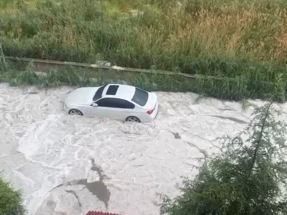 Ankara'da dolu ve sağanak hayatı olumsuz etkiledi