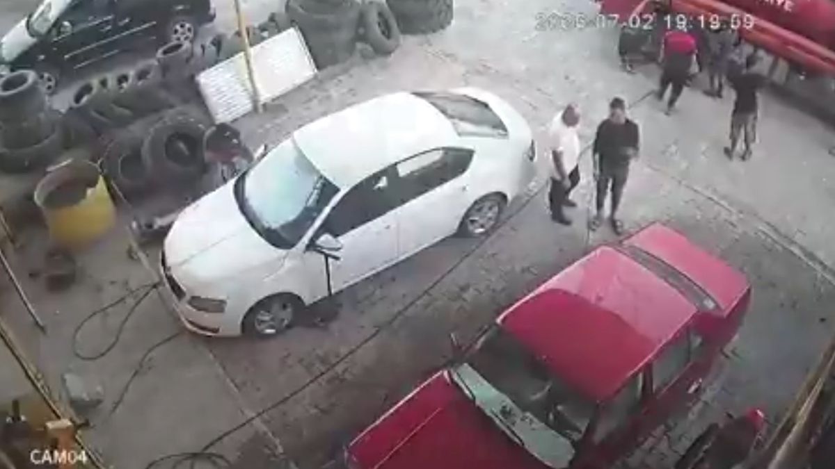 Hava basılırken itfaiye aracının lastiği patladı; 1 yaralı