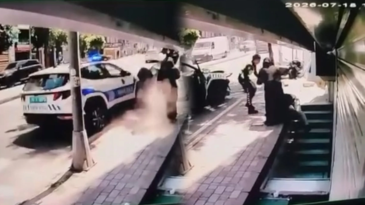 Fatih'te polis aracı park halindeki motosiklete çarptı: 3 yaralı