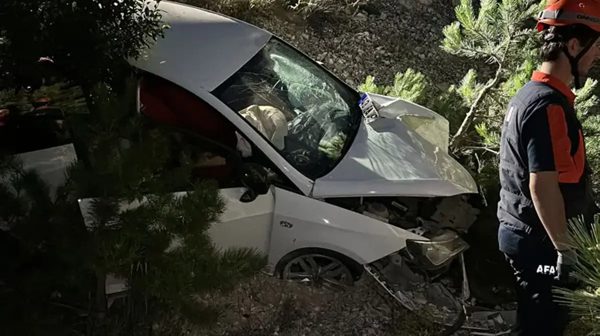 Kütahya’da otomobil ile motosiklet çarpıştıktan sonra şarampole savruldu