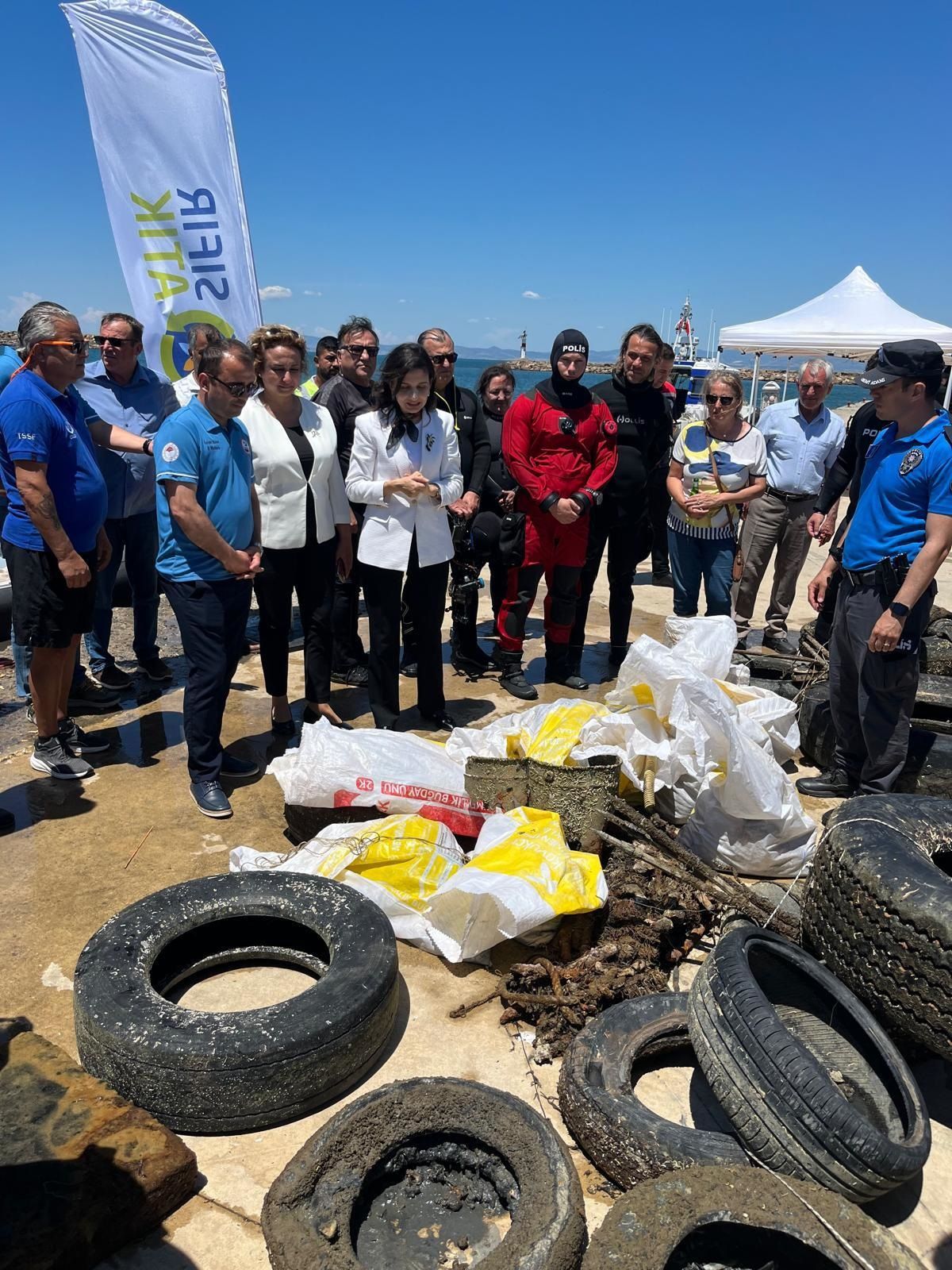 Saros'ta denizden araç lastikleri ile plastik atıklar çıktı