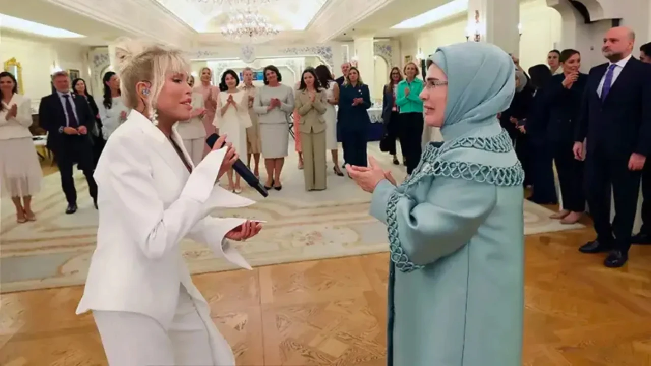 Ajda Pekkan'ın first lady'lere verdiği konserdeŞarkılarını Türkçe, İngilizce, Fransızca söyledi