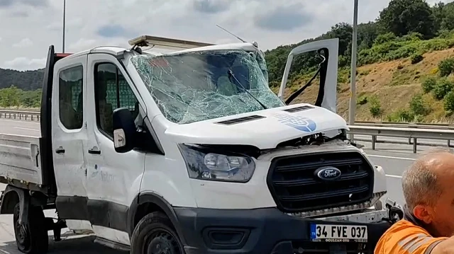 Eyüpsultan'da yol bakım kamyonetine minibüs çarptı