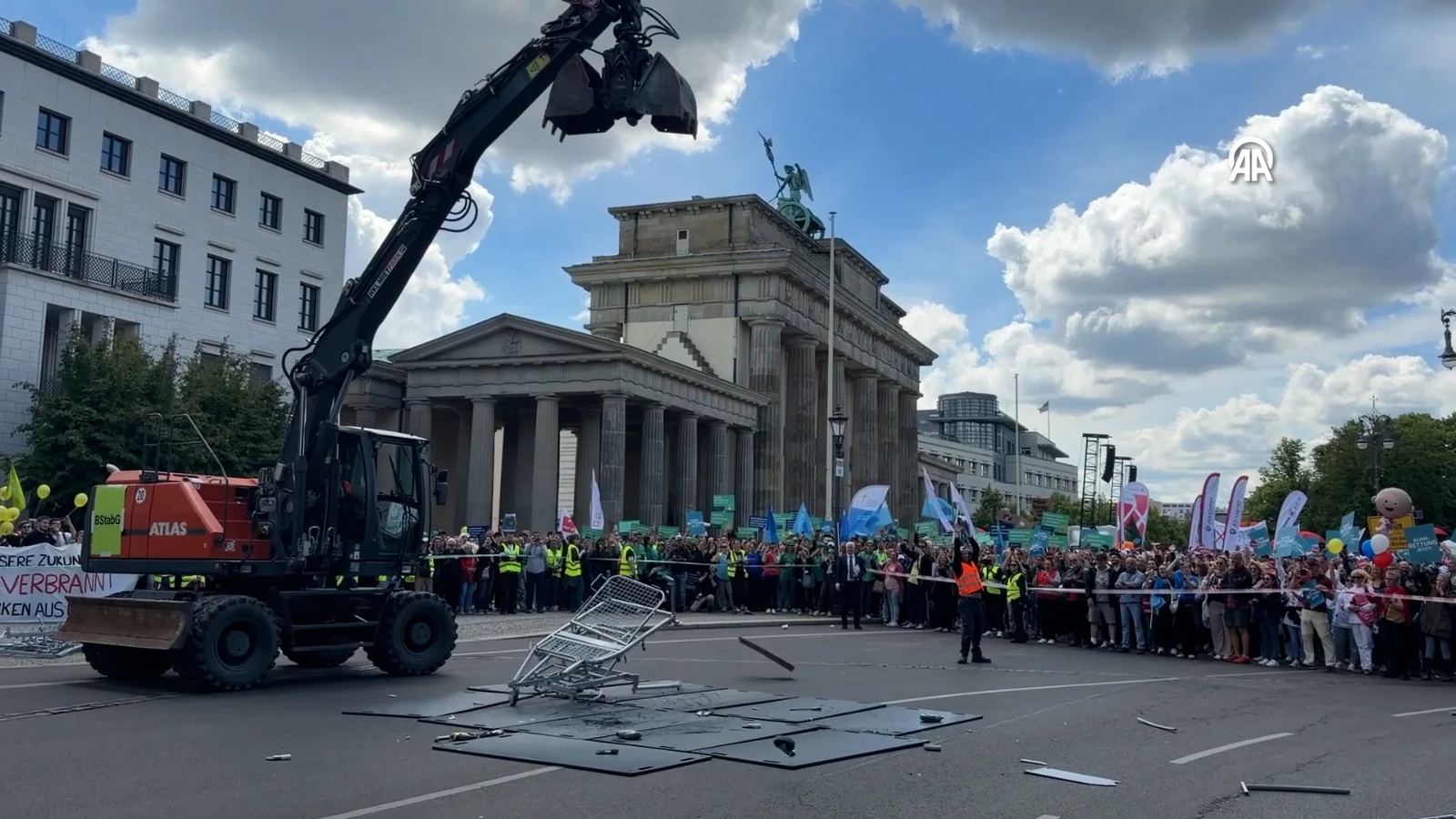 Berlin'de hastane kesintilerine yönelik protestoda hastane yatakları parçalandı
