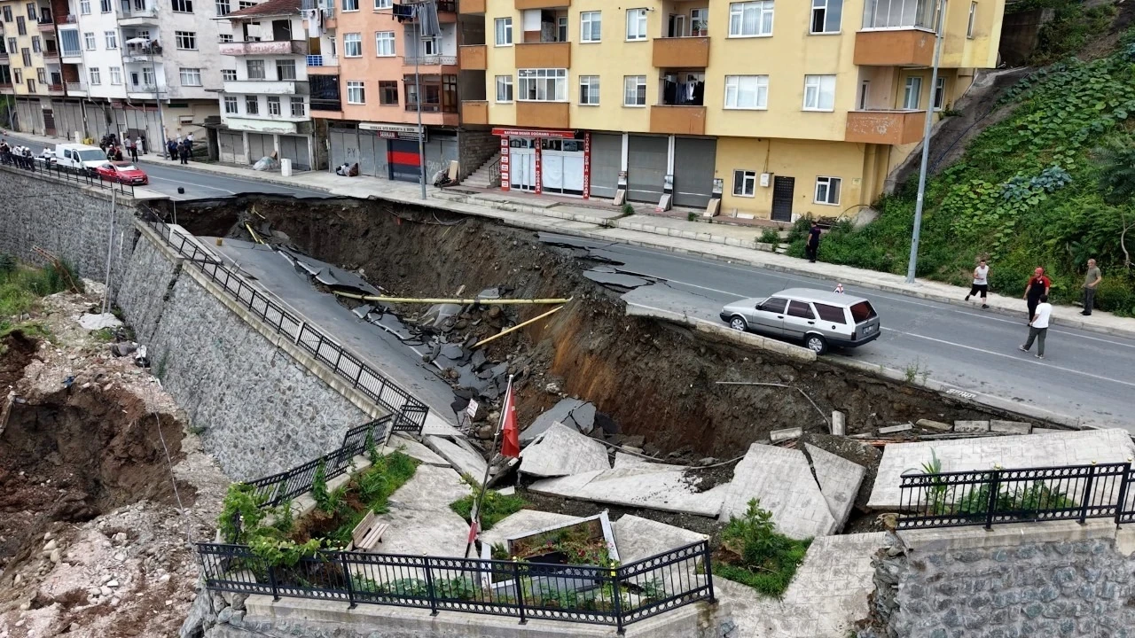 Yurt inşaatının kazısında istinat duvarı ve yol çöktü: 3 bina tahliye edildi