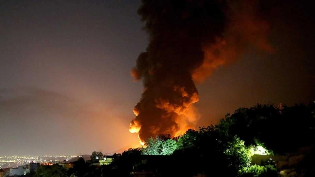 ABD, İran'ı bombalıyor: Güney kıyılarında patlama sesleri duyuldu