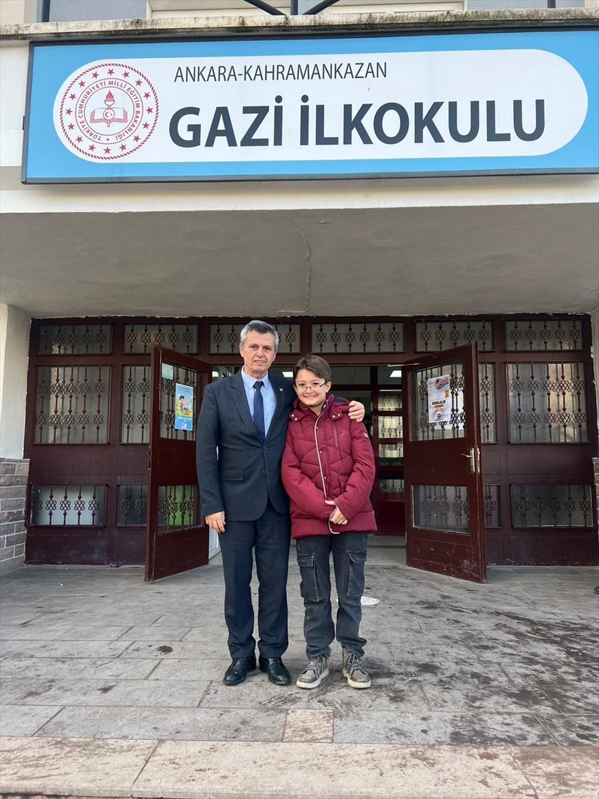 Kahramankazan'da yerdeki çöpü geri dönüşüme atan öğrenci altınla ödüllendirildi
