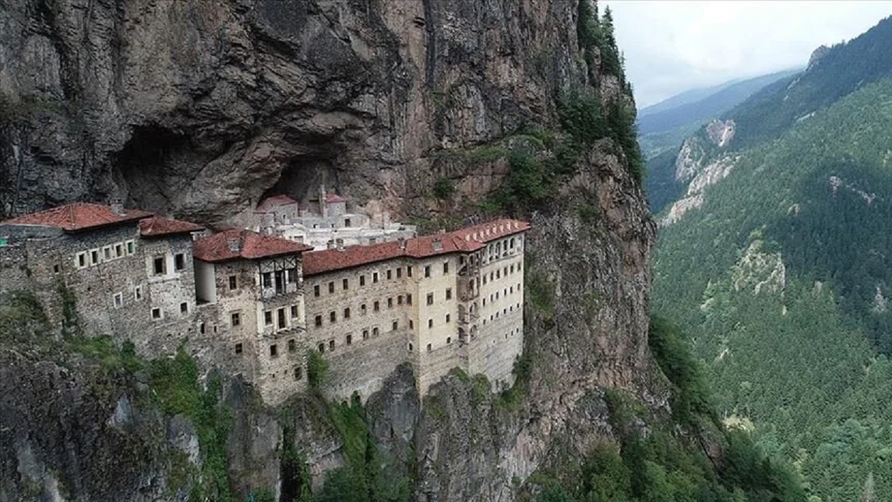 Karadeniz'in simgesi Sümela Manastırı yeniden ziyaretçilerin hizmetine açıldı