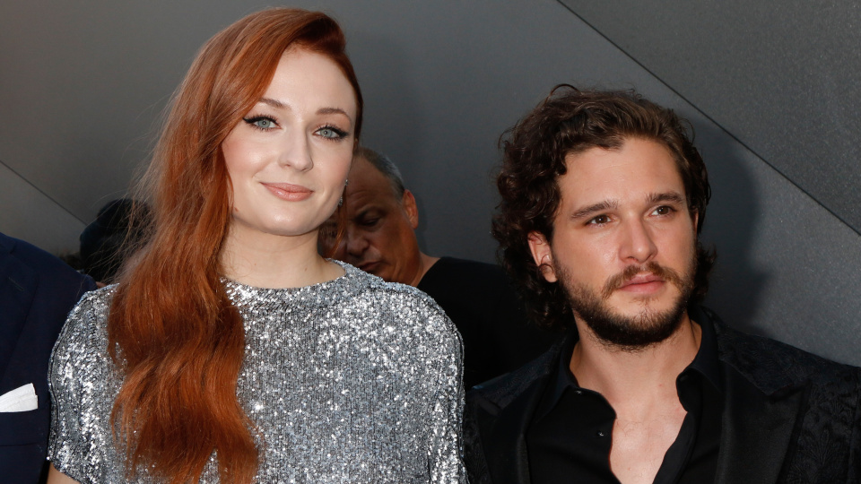 Kit Harington: Sophie Turner'la sevişme sahneleri iğrenç hissettirdi