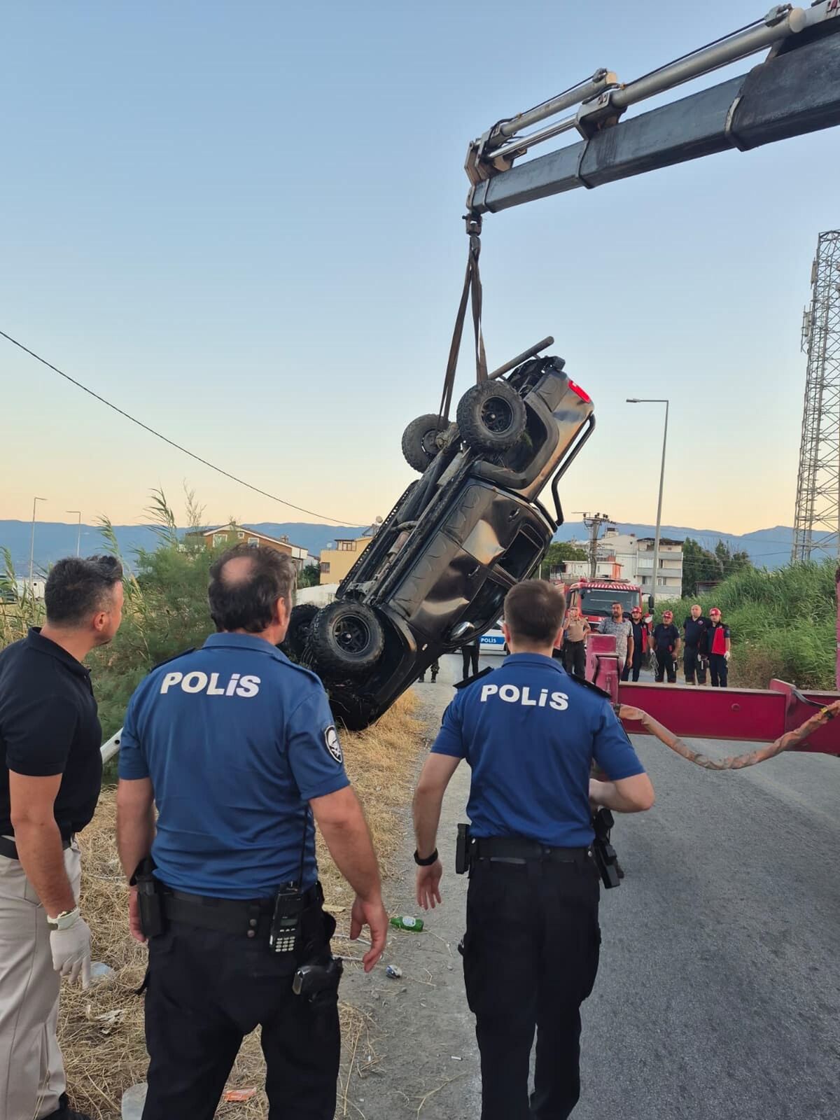 Balıkesir'de kamyonet dereye uçtu; 2 ölü, 1 yaralı