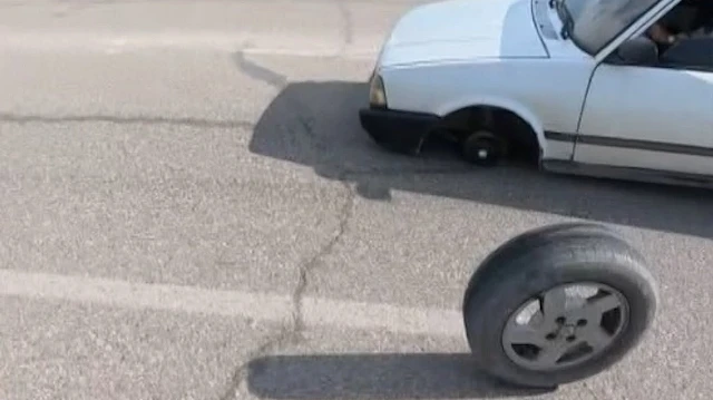 Gaziantep'te seyir halindeki otomobilin lastiği yerinden çıktı