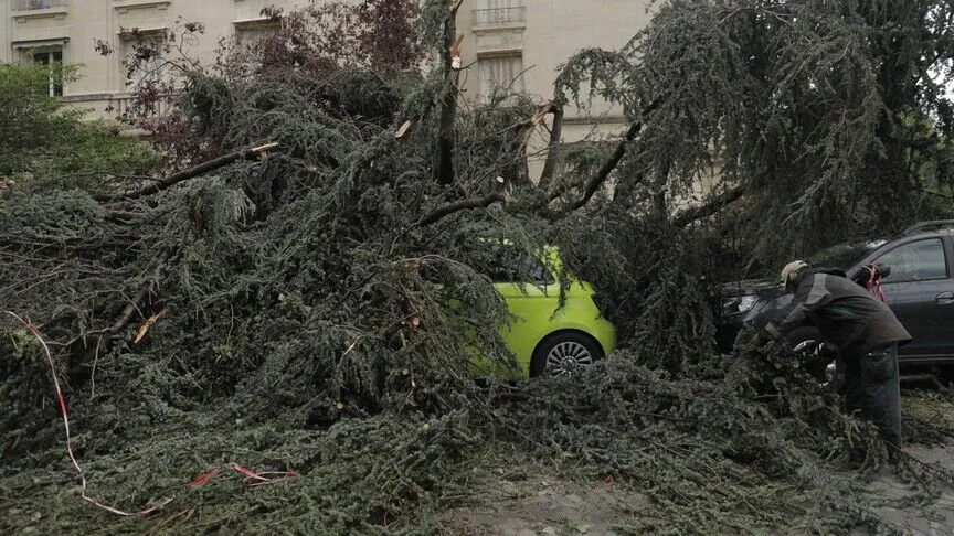 Fransa'da fırtına nedeniyle 2 kişi hayatını kaybetti, 53 bin hane elektriksiz kaldı