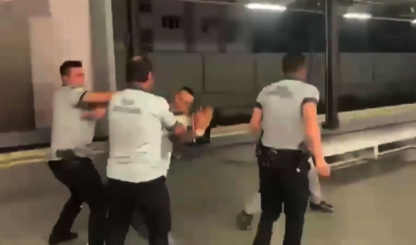 Marmaray'daki kavgada yumruklar ve tekmeler havada uçuştu: Temizlik görevlisi de tokat yedi