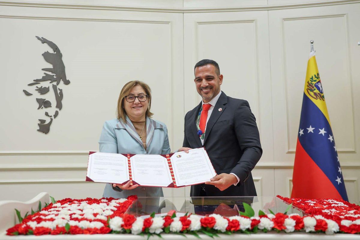 Fatma Şahin bir aylık maaşını Venezuela için başlatılan kampanyaya bağışladı