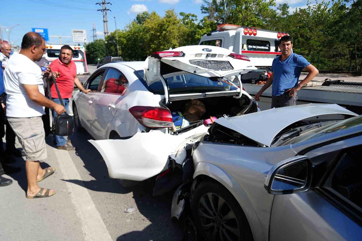 Yavaşlayan trafik zincirlemeye kazaya sebep oldu: 1'i çocuk 3 yaralı