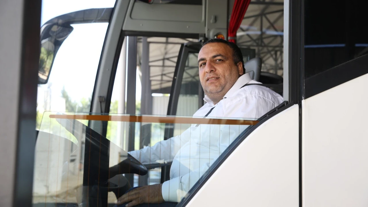 Şoför olduğu üniversiteyi birinci tamamladı