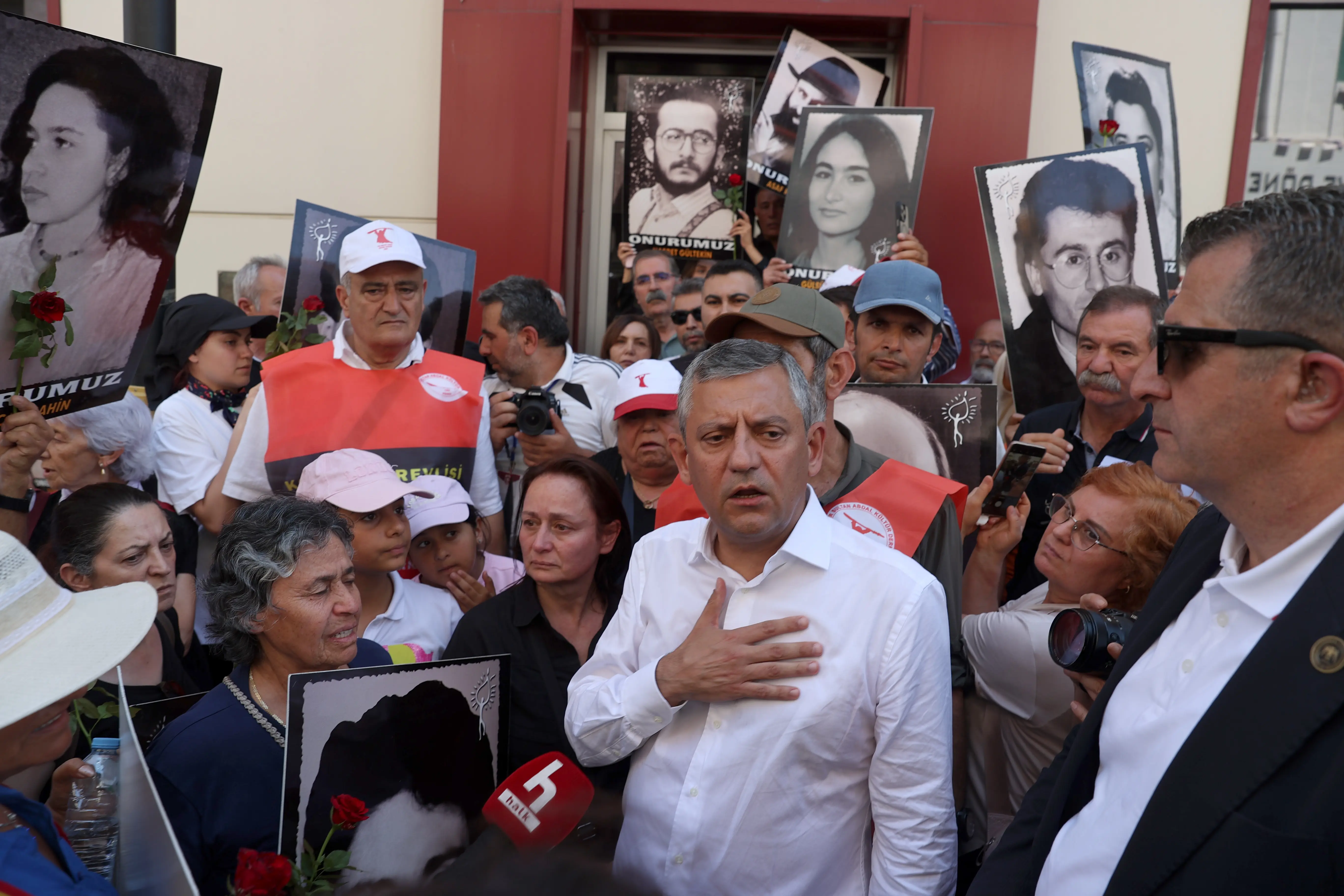 Özel'e Sivas'ta soğuk duş! 'Dışarıda yapın siyasetinizi'