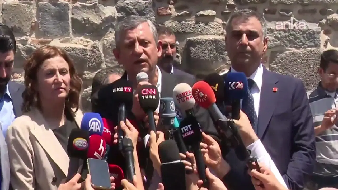 Özgür Özel Diyarbakır'da: 'Güne Selahattin Demirtaş'ın selamıyla başladık'