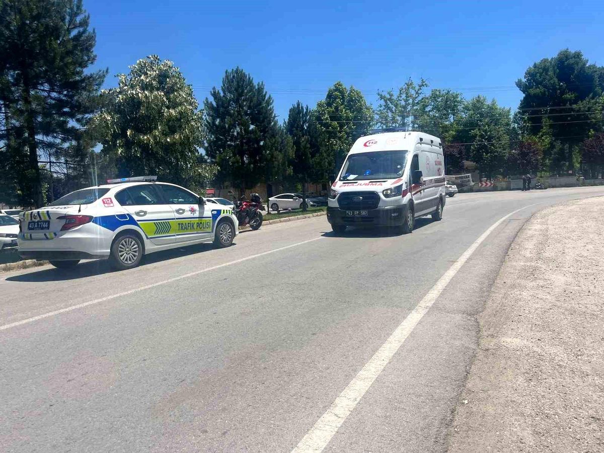 Tavşanlı'da motosiklet kazası, kask hayat kurtardı