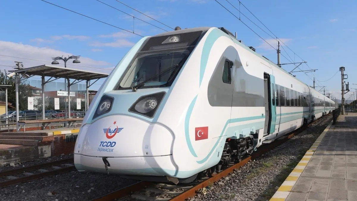 Bakan Uraloğlu duyurdu: Milli elektrikli tren ilk kez yeni bir hatta hizmet verecek