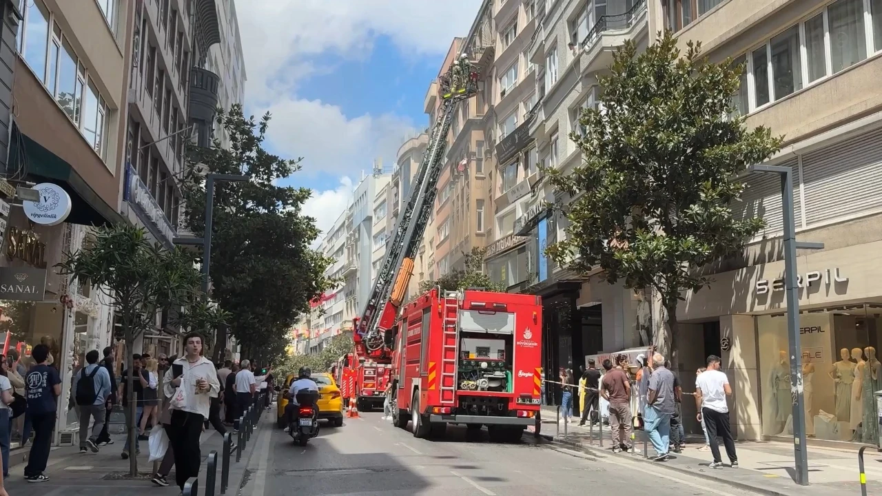 Nişantaşı'nda 7 katlı binada elektrik panosu patladı, yangın çıktı